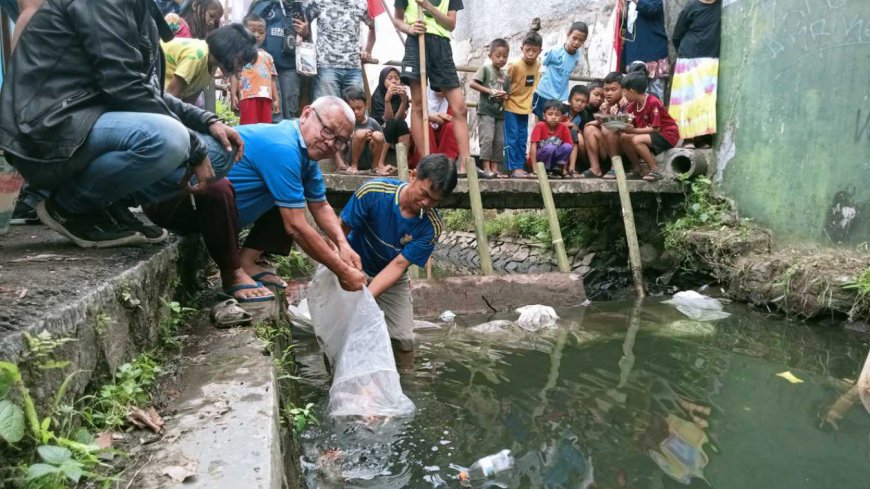 Caleg Gelora H. Dede Sofyan Hidayat Hibur Warga Tawangkulon Lewat Ngobeng Lauk