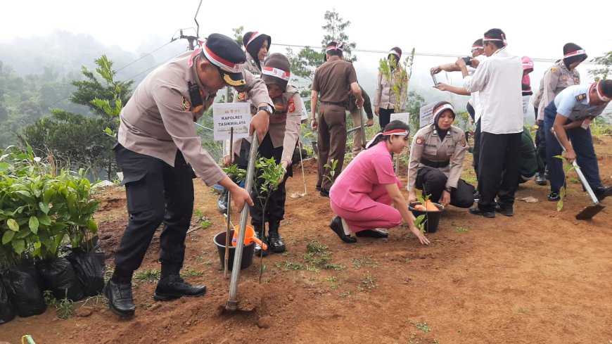 Polisi Tanam Ribuan Pohon di Kawasan Rawan Longsor Cidugaleun Cigalontang