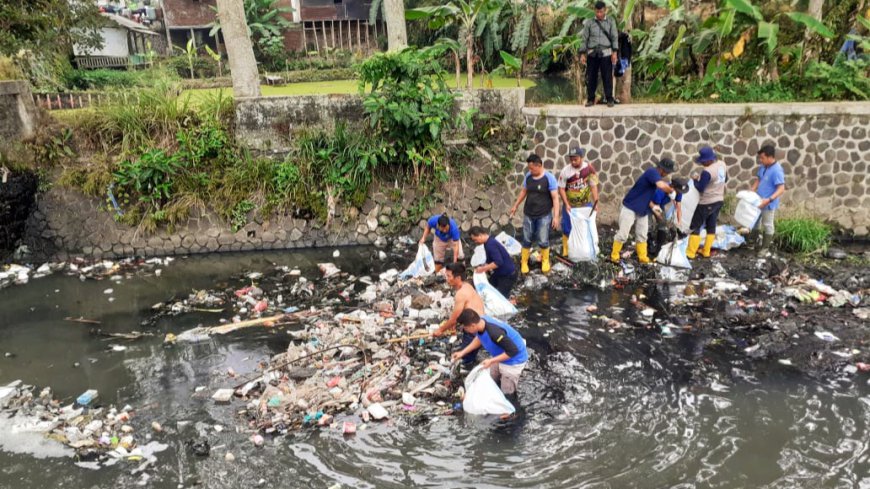 Jelang Penilaian Adipura, Bid. SDA PUTR Kota Tasik Bersih-Bersih Sungai