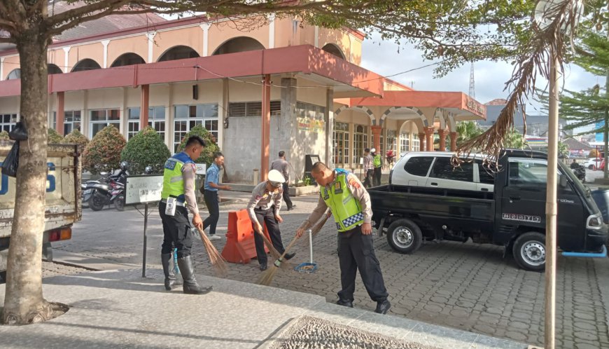 Anggota Satlantas Polres Tasik Bersih Bersih Masjid Besar Singaparna