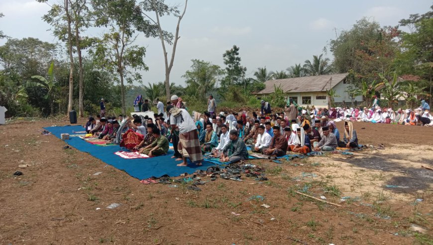 Dilanda Kekeringan, Warga Cigalontang Kab. Tasik Gelar Solat Istisqo