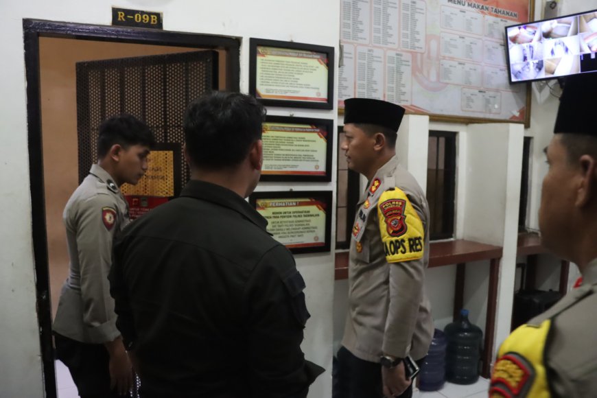 Jum'at Curhat, Kapolres Berdialog dan Bagi Bagi Makanan ke Tahanan