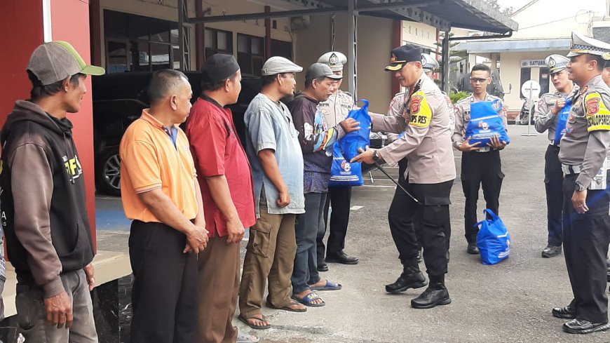 Peringati HUT Lalu Lintas Polres Tasikmalaya Bagikan Sembako ke Warga