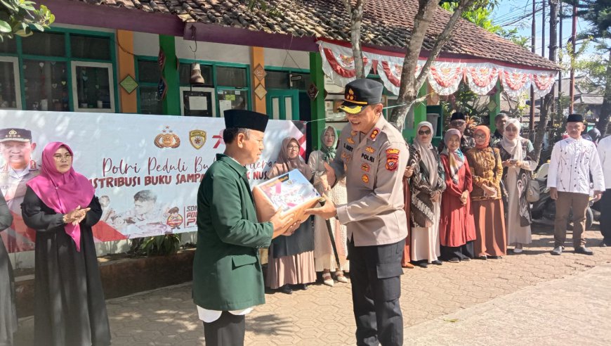 Peduli Literasi, Polres Tasik Bagikan Ribuan Paket Buku untuk Anak SD