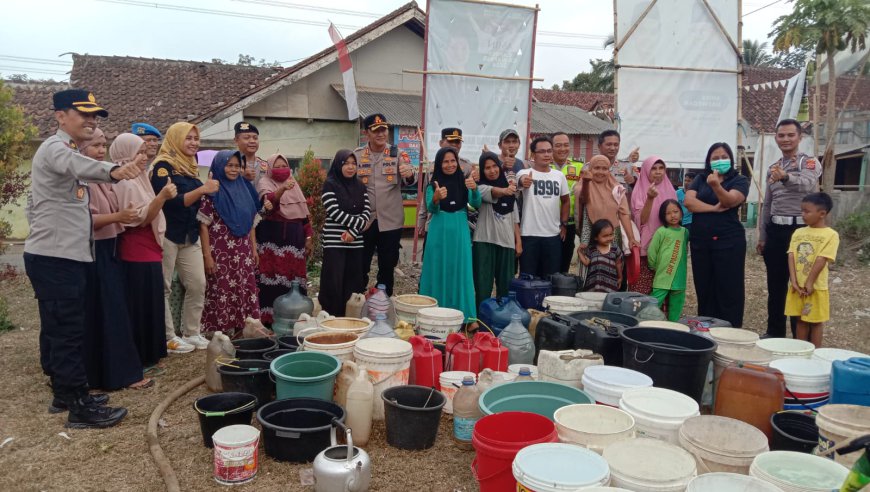 Bantu Warga Tanjungjaya, Polres Tasikmalaya Salurkan Bantuan 12.000 Liter Air Bersih