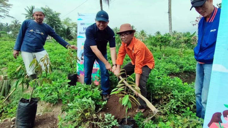 Hijaukan Lingkungan, BRI Cabang Tasik Tanam Ratusan Pohon Durian