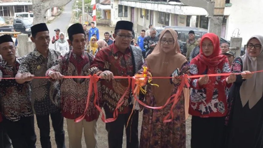 Bupati Ade dan Ketua TP. PKK Hj. Ai Resmikan Gedung Olahraga dan Jembatan di Desa Parentas