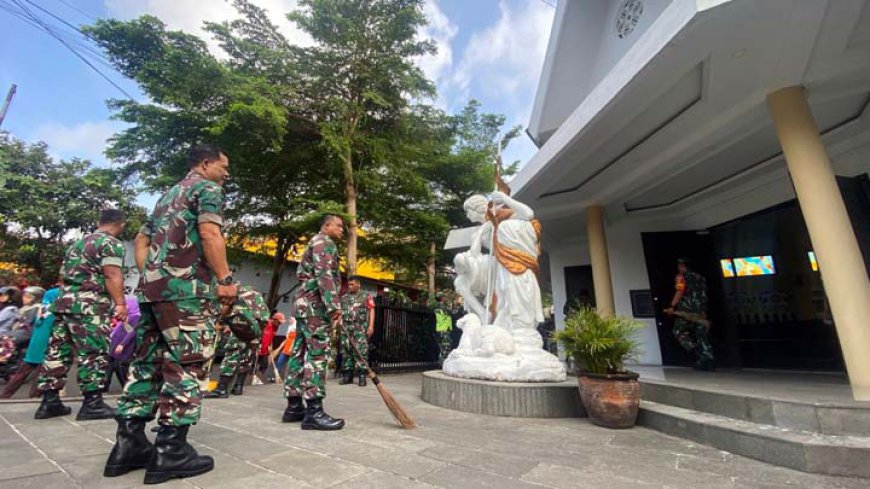 Giat Kasih Sayang, Anggota TNI Bersama Warga Kompak Bersih-Bersih Gereja