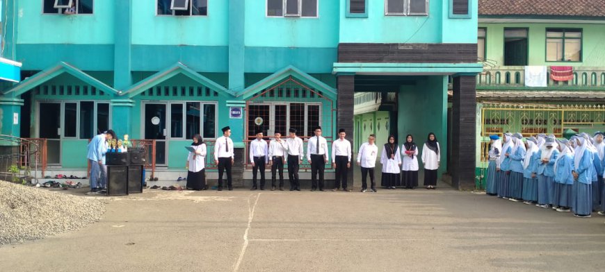 SMK Islamiyah Ciawi Rayakan Hari Guru dengan Upacara Bendera yang Khidmat