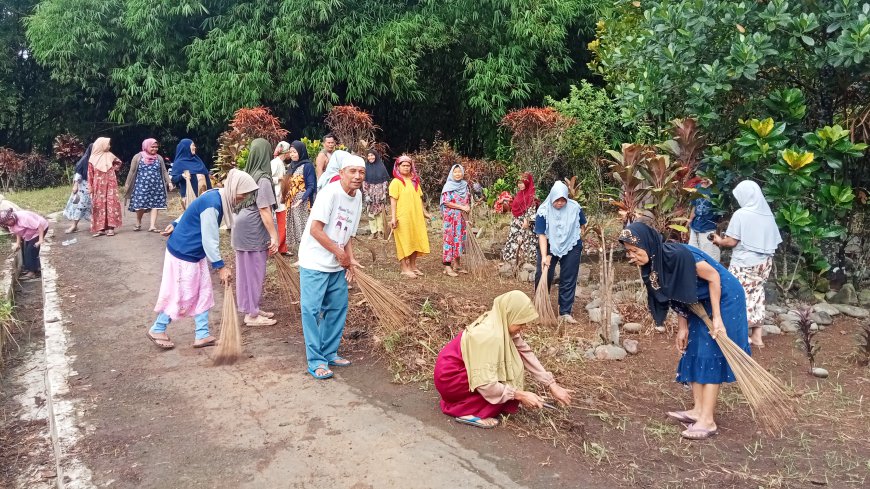 Kompak, Warga Pasirjaya Purbaratu Gotong Royong Bersihkan TPU Kunclung