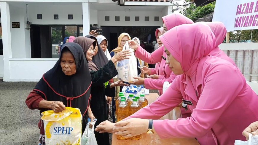 Bantu Ringankan Kebutuhan Pokok Warga, Bhayangkari Polres Tasik Adakan Operasi Pasar Murah