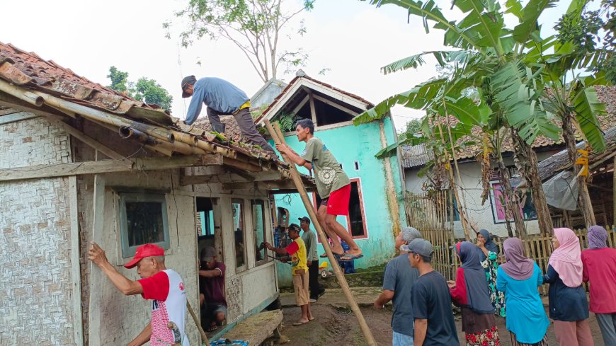 Tak Layak Huni, Kwaran Pramuka Salawu Bantu Bangun Rumah Warga Bungursari