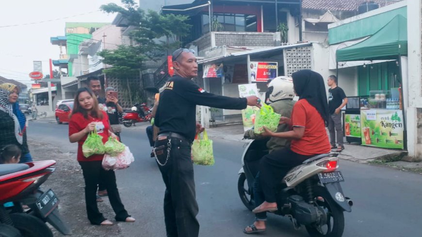 Maknai Bulan Ramadhan, Mantan Narapidana Tasikmalaya Berbagi Takjil