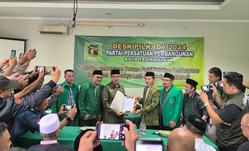 Diantar Ratusan Relawan dan Simpatisan, Ivan Dicksan Kembalikan Formulir Pendaftaran ke DPC PPP Kota Tasik