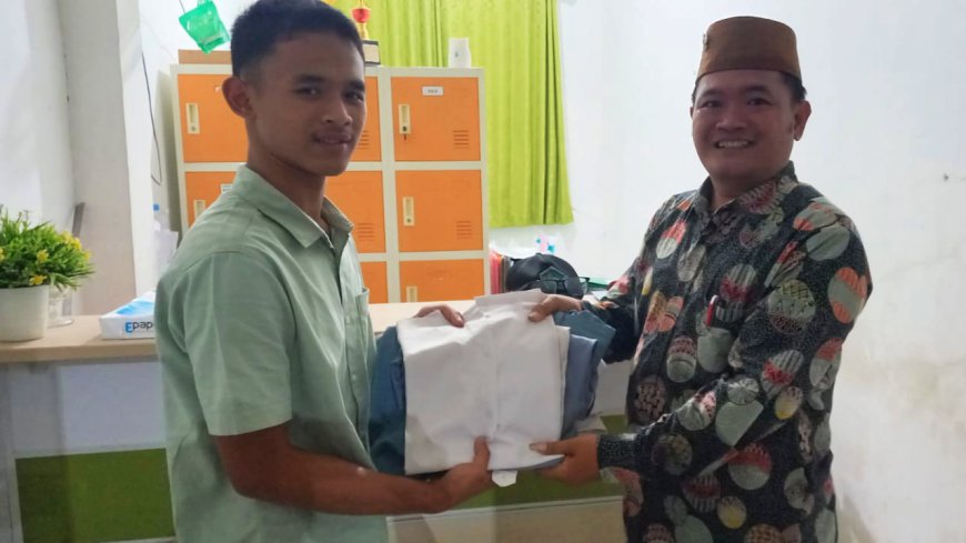 Kisah Terpuji Candra dan Baju Seragam Terakhir Saat Dinyatakan Lulus Sekolah