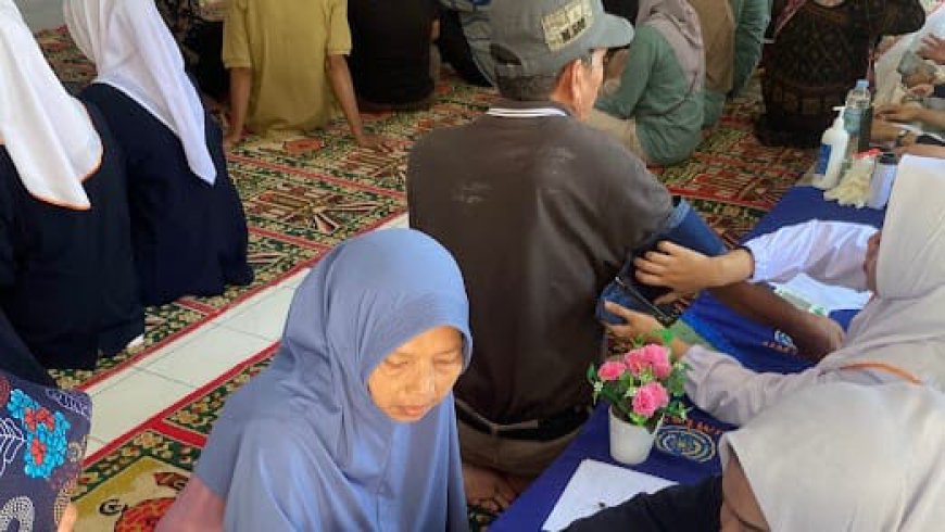 Mahasiswa D3 Keperawatan UMTAS Berikan Penyuluhan Kesehatan Warga Sindangsari Tamansari