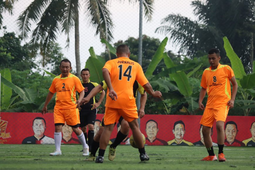 Beradu Taktik Polres Tasikmalaya vs Pokja Jurnalis di Laga Eksibisi Mini Soccer