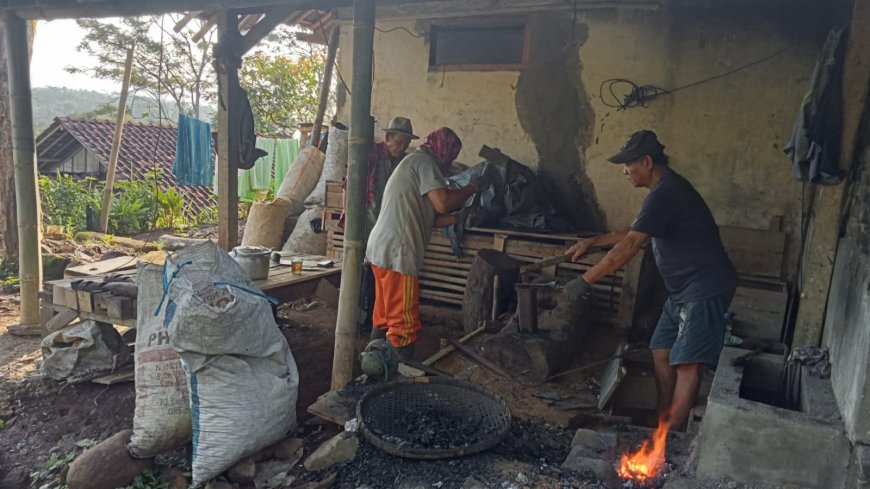 Berkah Idul Adha, Pengrajin Pandai Besi Banjir Orderan Pisau dan Golok