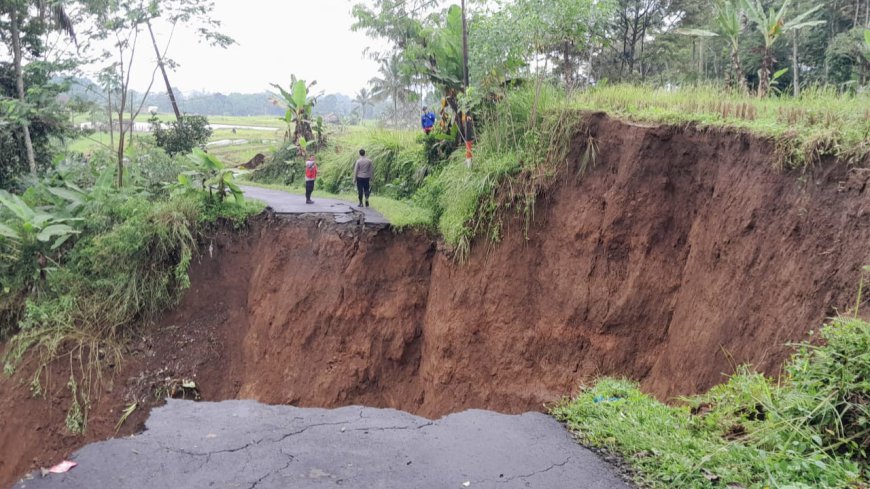 Sejumlah Ruas Jalan di Kab. Tasikmalaya Putus Akibat Longsor