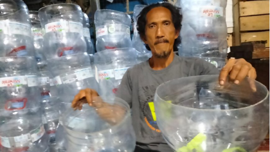 Pengurus Karang Taruna RW. 01 Cintarasa Manfaatkan Limbah Botol untuk Urban Farming
