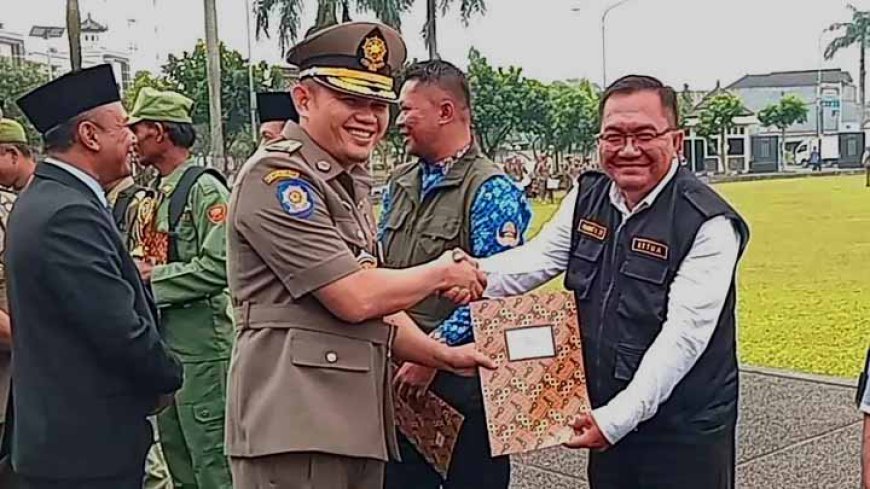 HUT Satpol PP dan Linmas, Asep Rahmat Firdaus dapat Penghargaan sebagai Ketua RW Teraktif