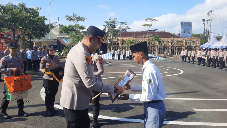 Panjat Tiang Bendera Saat Upacara HUT RI ke 79, Reza Dapat Penghargaan dari Polres Tasikmalaya 