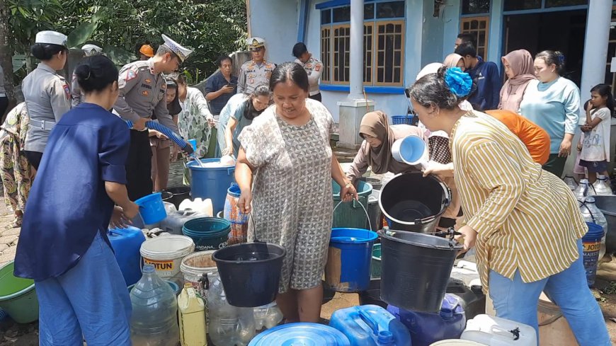 Krisis Air Bersih, Warga Kebon Kalapa Tasikmalaya Serbu Tangki Air Bantuan Polisi