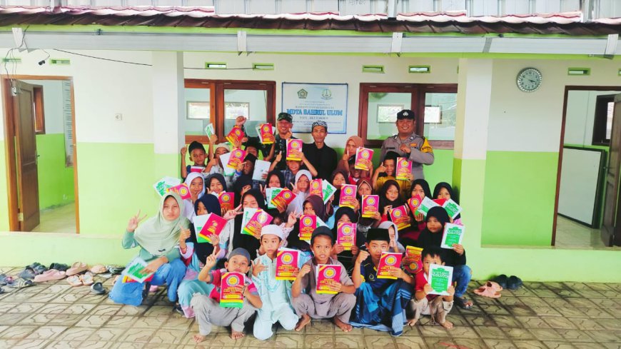 Babinkamtibmas dan Babinsa Cipatujah Bagikan Puluhan Kitab Untuk Siswa Madrasah