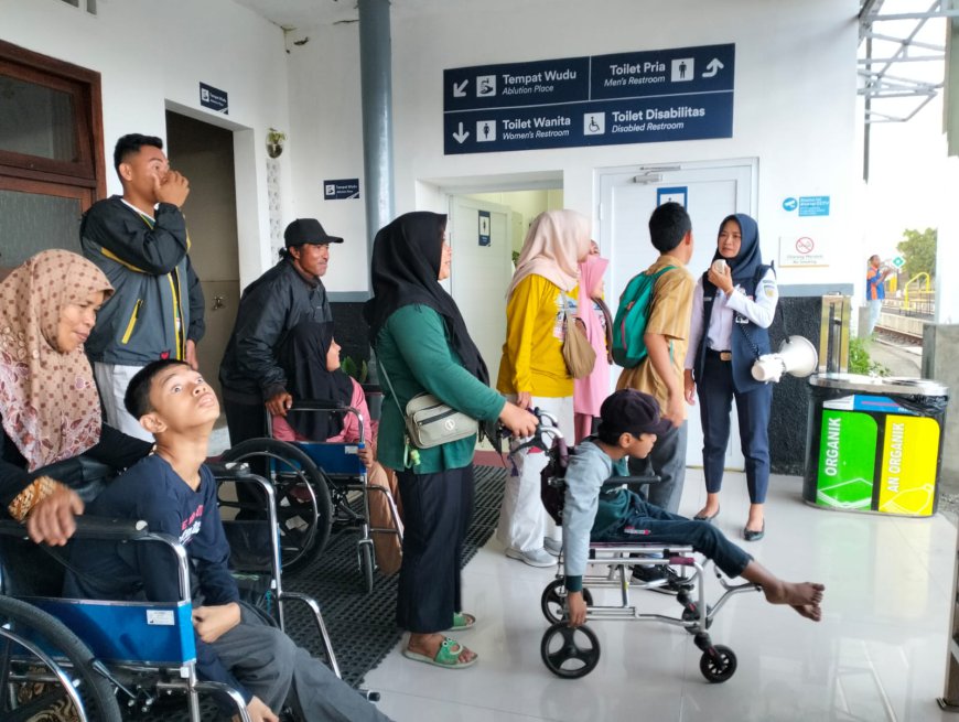 29 Difabel dari Perdata Tasikmalaya Ramaikan HUT PT KAI ke-79 di Stasiun Tasikmalaya