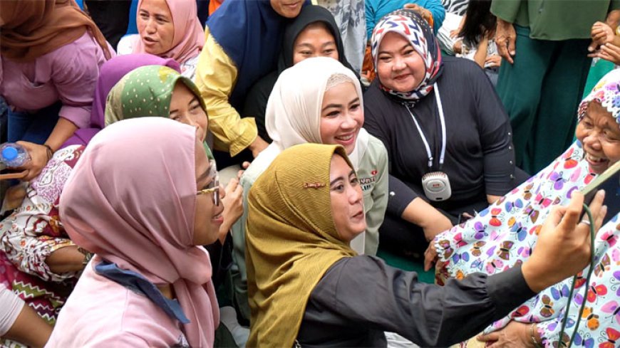Tumplek, Warga Kalangsari Sambut Hangat Hj. Nurhayati