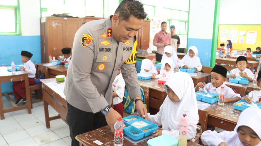 Polisi Ajak Ratusan Siswa Sekolah Dasar di Tasikmalaya Makan Siang Gratis