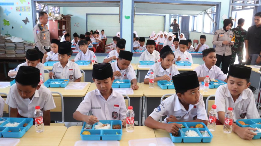 Edukasi Sejak Dini, Polres Tasikmalaya Kembali Ajak Ratusan Siswa Sekolah Dasar Makan Sehat