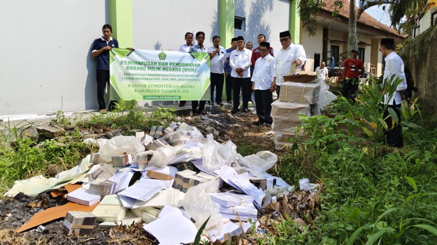 Kemenag Kab. Tasikmalaya Musnahkan Puluhan Ribu Dokumen Negara Tak Terpakai
