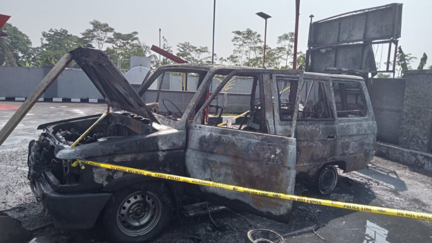 Mobil Toyota Kijang Terbakar di Area SPBU Tasikmalaya, Warga dan Konsumen Panik Berhamburan