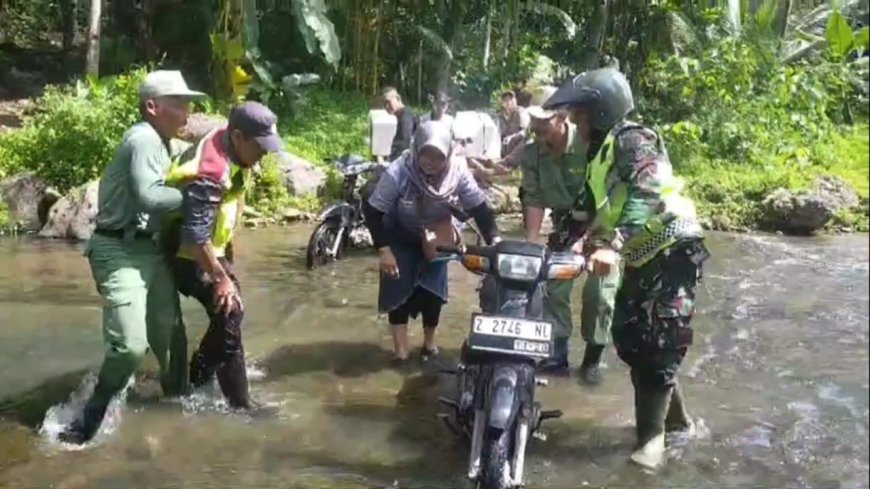 Lewati Gunung dan Sungai, Petugas di Tasikmalaya Distribusikan Logistik Pilkada ke Daerah Terpencil