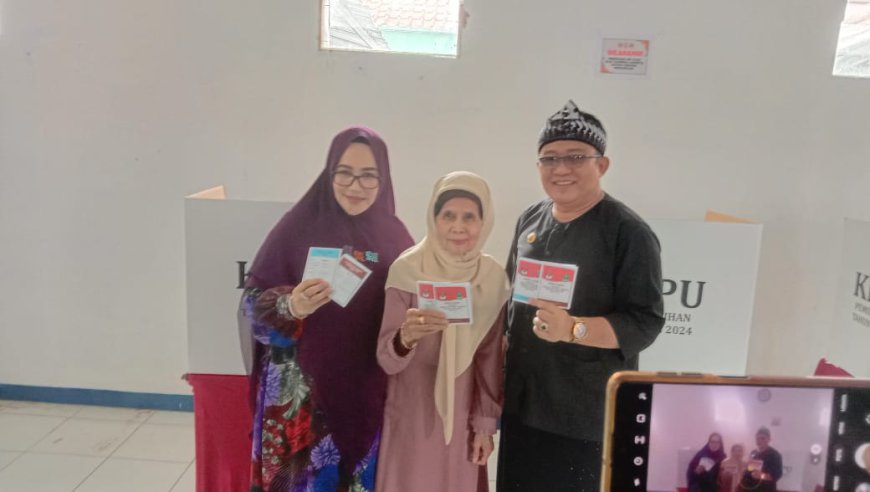 Diantar Keluarga Besar, Ade Sugianto Salurkan Hak Pilih di TPS 7 Desa Singasari