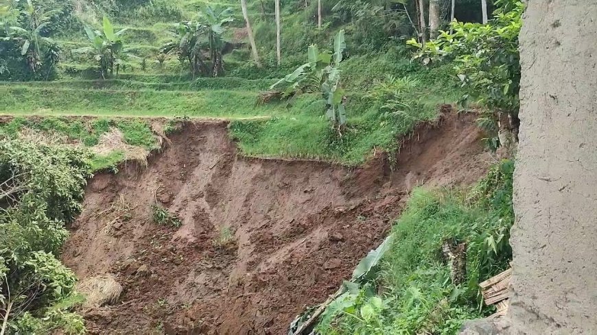 Longsor Tutup Jalan Tangga Menuju Kampung Naga Tasikmalaya 
