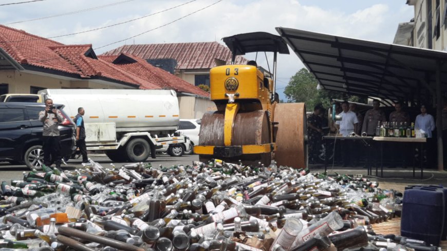 Polres Tasikmalaya Musnahkan Ribuan Botol Miras Hasil Oprasi Jelang Nataru