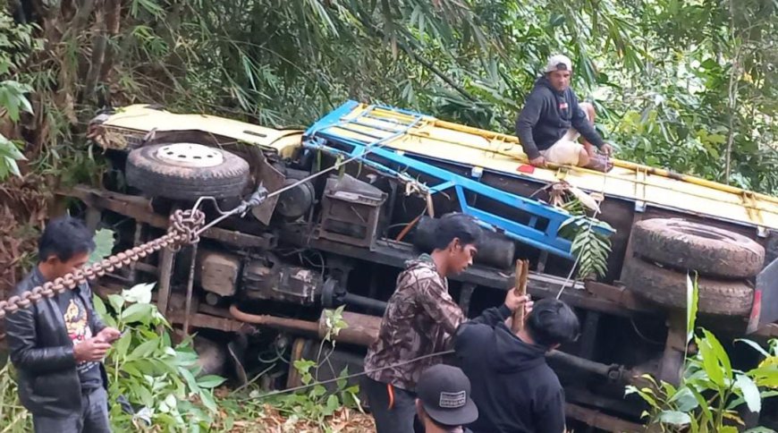 Tak Kuat Menanjak, Truk Tanpa Muatan Tergelincir Masuk Jurang di Jalur Bojonggambir Taraju