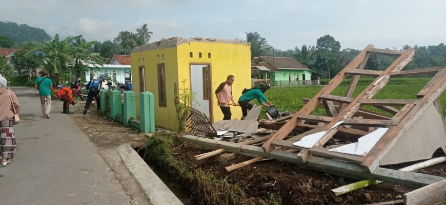 Puluhan Rumah Warga Dusun Ciakar Sukaratu Porak Poranda Diterjang Puting Beliung