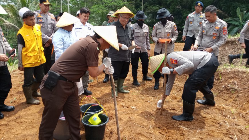 Sukseskan Swasembada Pangan, Polres Tasik Kota Tanam Jagung di Kampung Salapan
