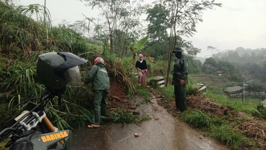 Akses Jalan di Kampung Tejakalapa Tasikmalaya Tertutup Longsor, Warga Kampung Sukamaju Terisolir