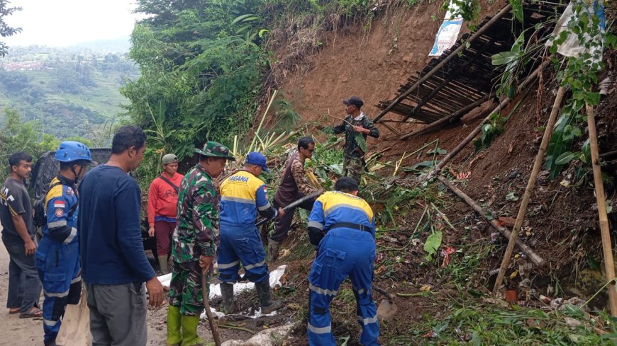 Tim Gabungan Kembali Lanjutkan Proses Pembersihan Material Longsor di Tejakalapa Tasikmalaya