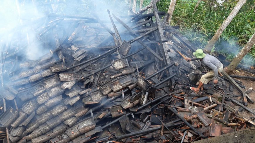 Kebakaran Hanguskan Rumah dan Madrasah di Salawu Tasikmalaya