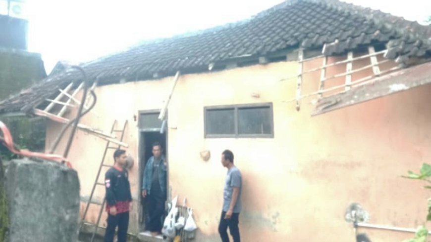Diterjang Angin Kencang, Rumah Yayan Warga Kubangsari Tasikmalaya Roboh