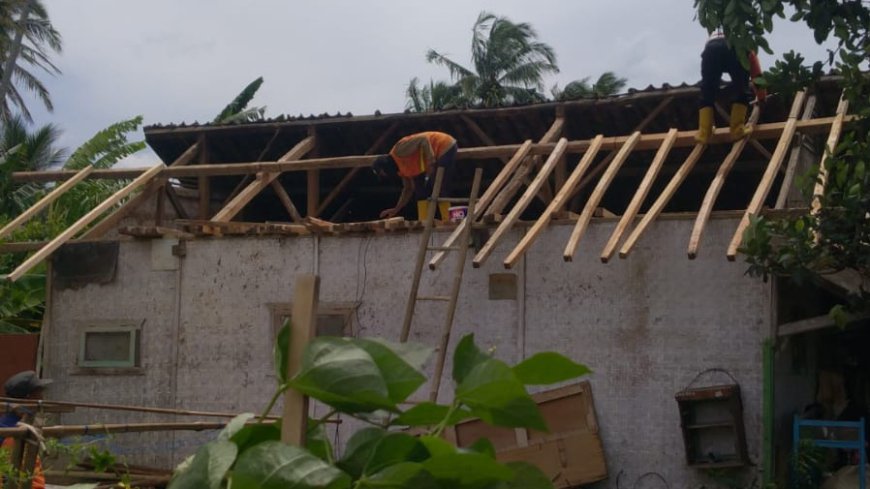 Pohon Tumbang Timpa Rumah Warga Pagerageung Tasikmalaya, Kerugian Ditaksir Hingga Puluhan Juta 