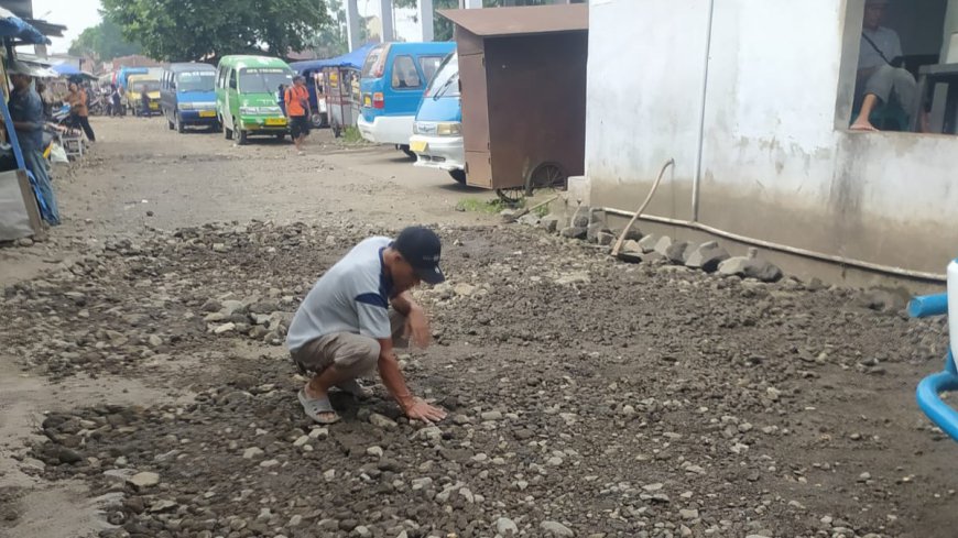 Permohonan Tak Digubris Pengelola, Sopir Angkutan Swadaya Perbaiki Terminal Singaparna Tasikmalaya