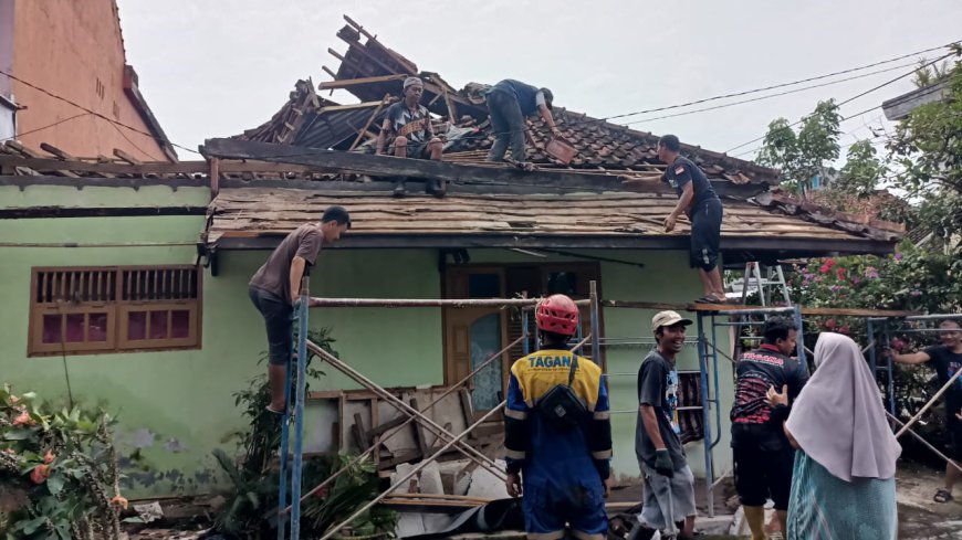Rumah Roboh di Singaparna Tasikmalaya, Tiga Orang Terluka Tertimpa Reruntuhan Bangunan