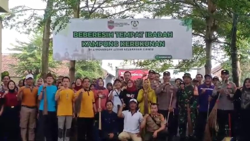 Sambut Ramadhan, Warga Kampung Kerukunan di Ciamis Gelar Aksi Bersih Tempat Ibadah