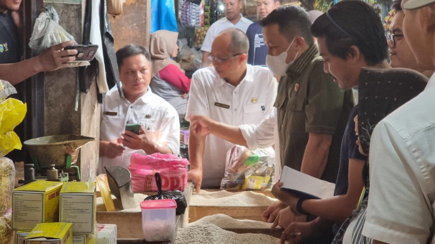 Pastikan Pasokan dan Harga Kebutuhan Pokok Stabil, Petugas Gabungan di Tasikmalaya Sidak Pasar Tradisional